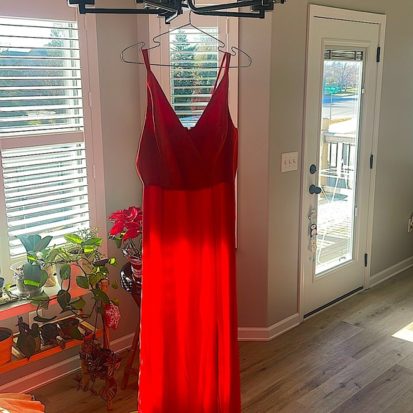 Beautiful classy red dress - Picture 3 of 8